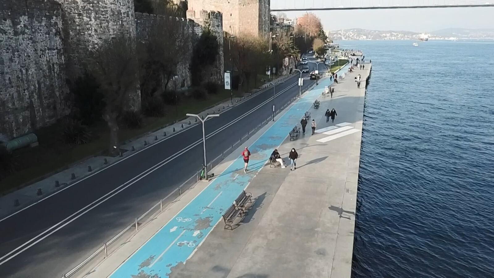 Mavi boyalı bisiklet yollarında çevre kirliliği tehlikesi