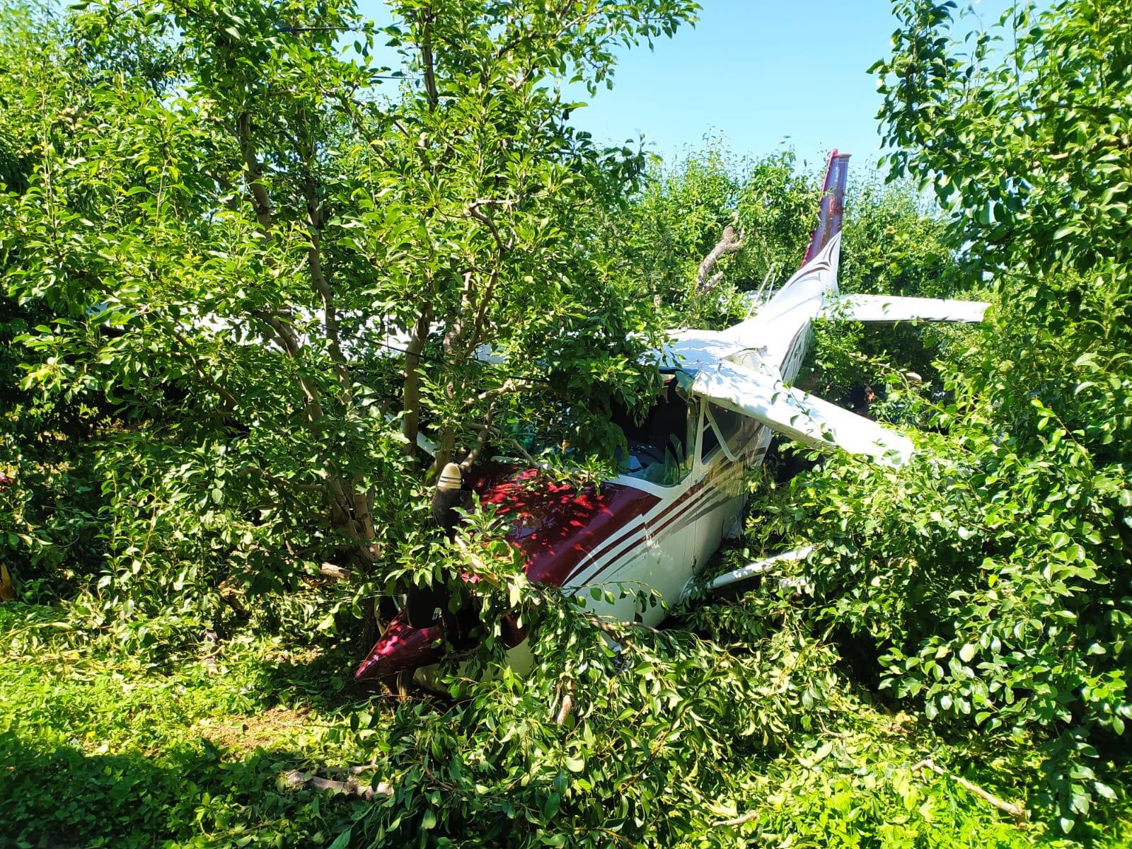 Bursada eğitim uçağı zorunlu iniş sırasında düştü: 2 yaralı