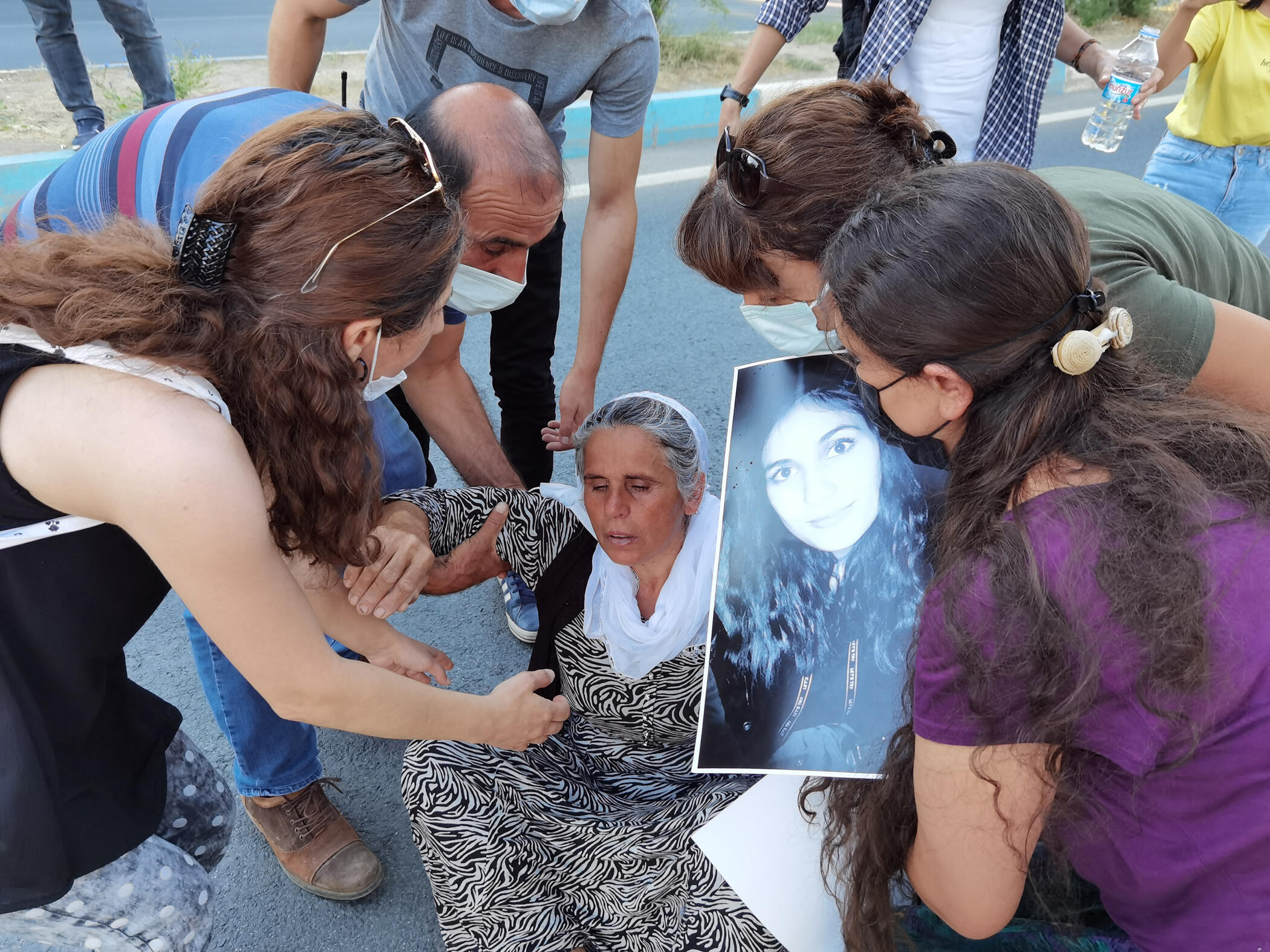 543 gündür kayıp Gülistanın ailesi Tunceli Adliyesi önünde oturma eylemi başlattı