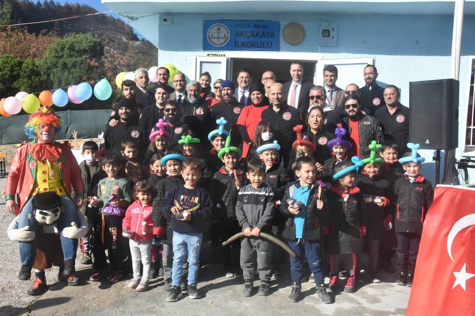 Gönüllülerin tadilatını yapıp, yenilediği Akçakaya İlkokulu hizmete açıldı