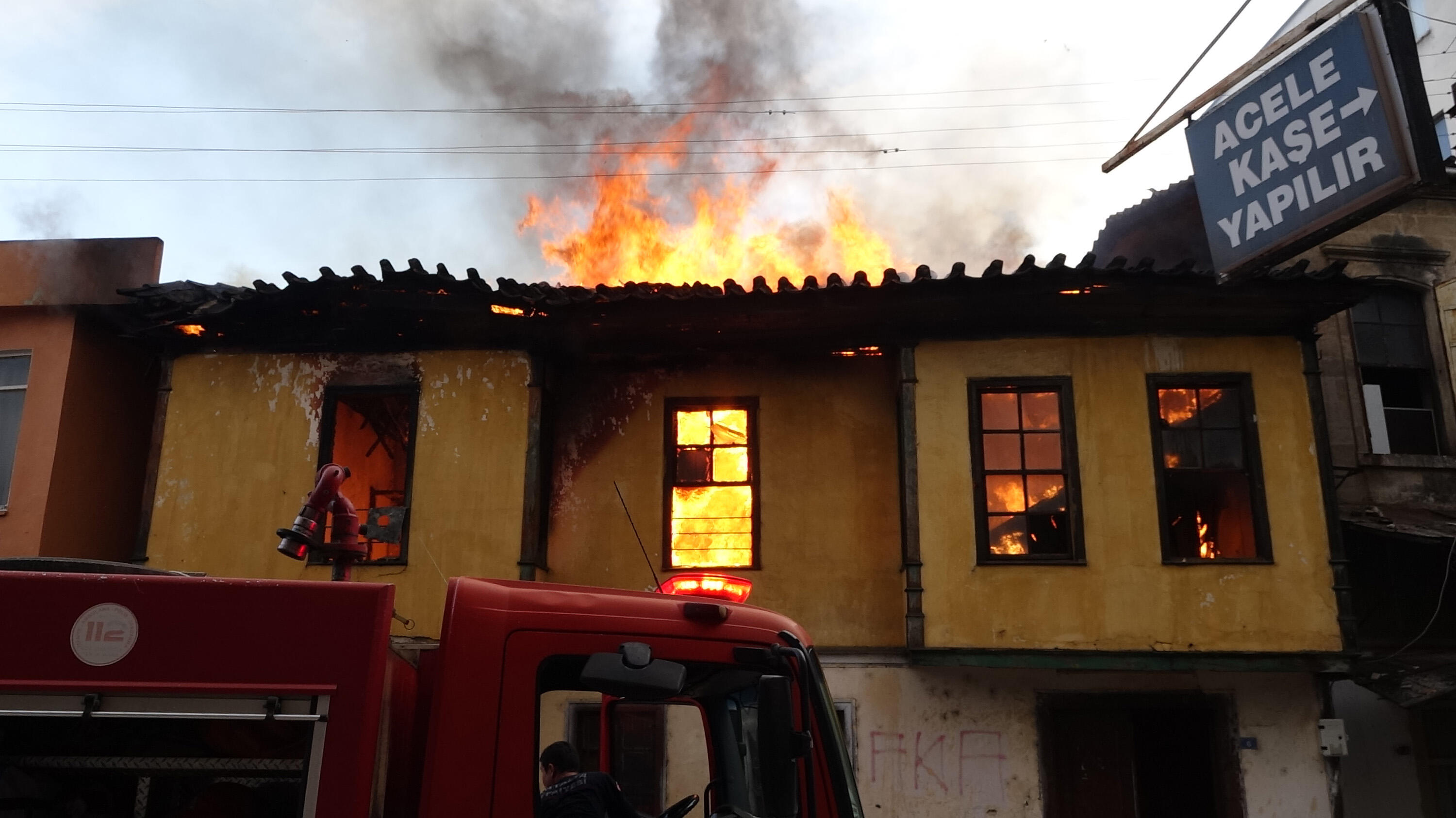 250 yıllık bina alev alev alev yandı; bir kadın pencereden atladı