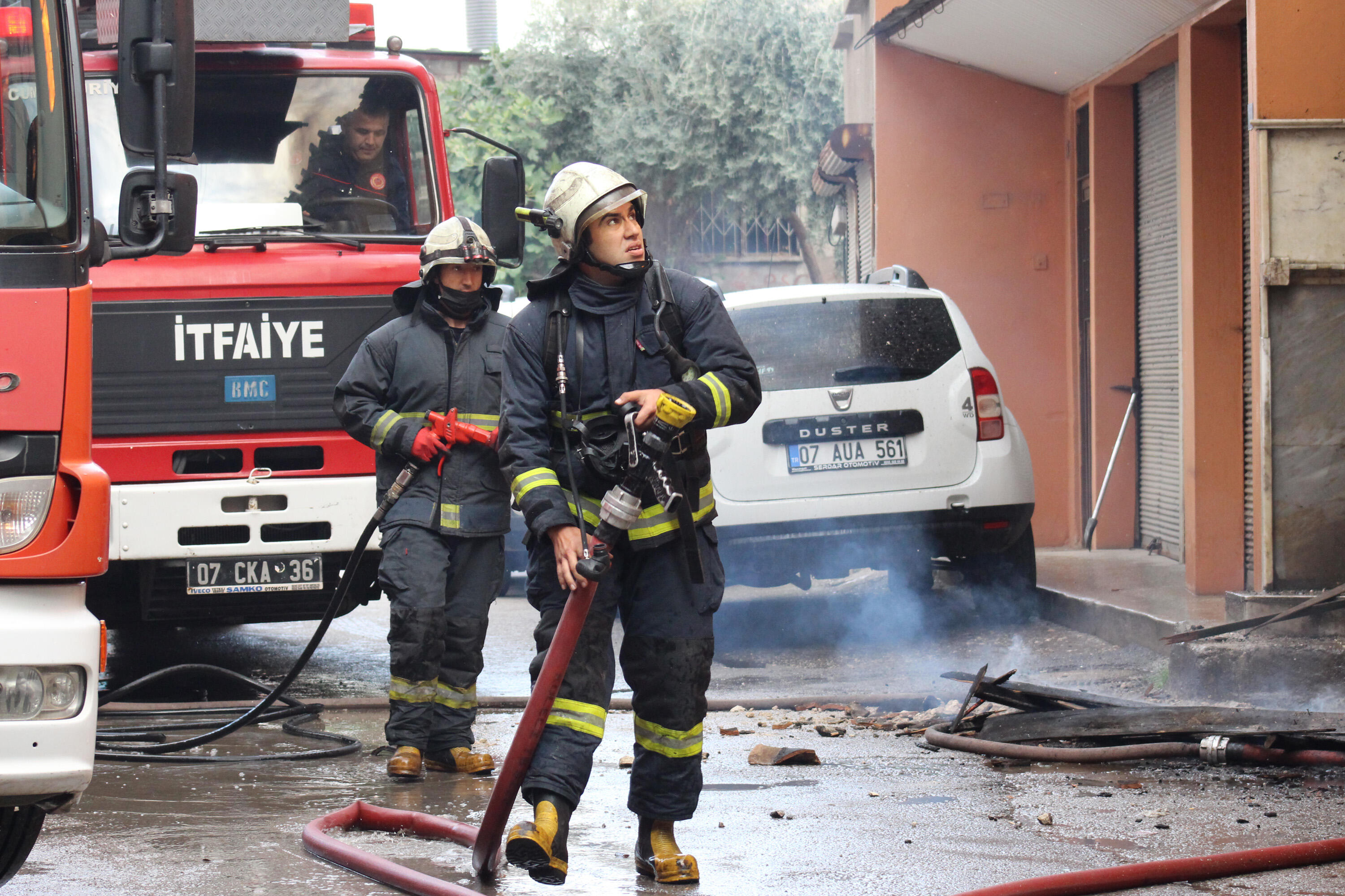 250 yıllık bina alev alev alev yandı; bir kadın pencereden atladı