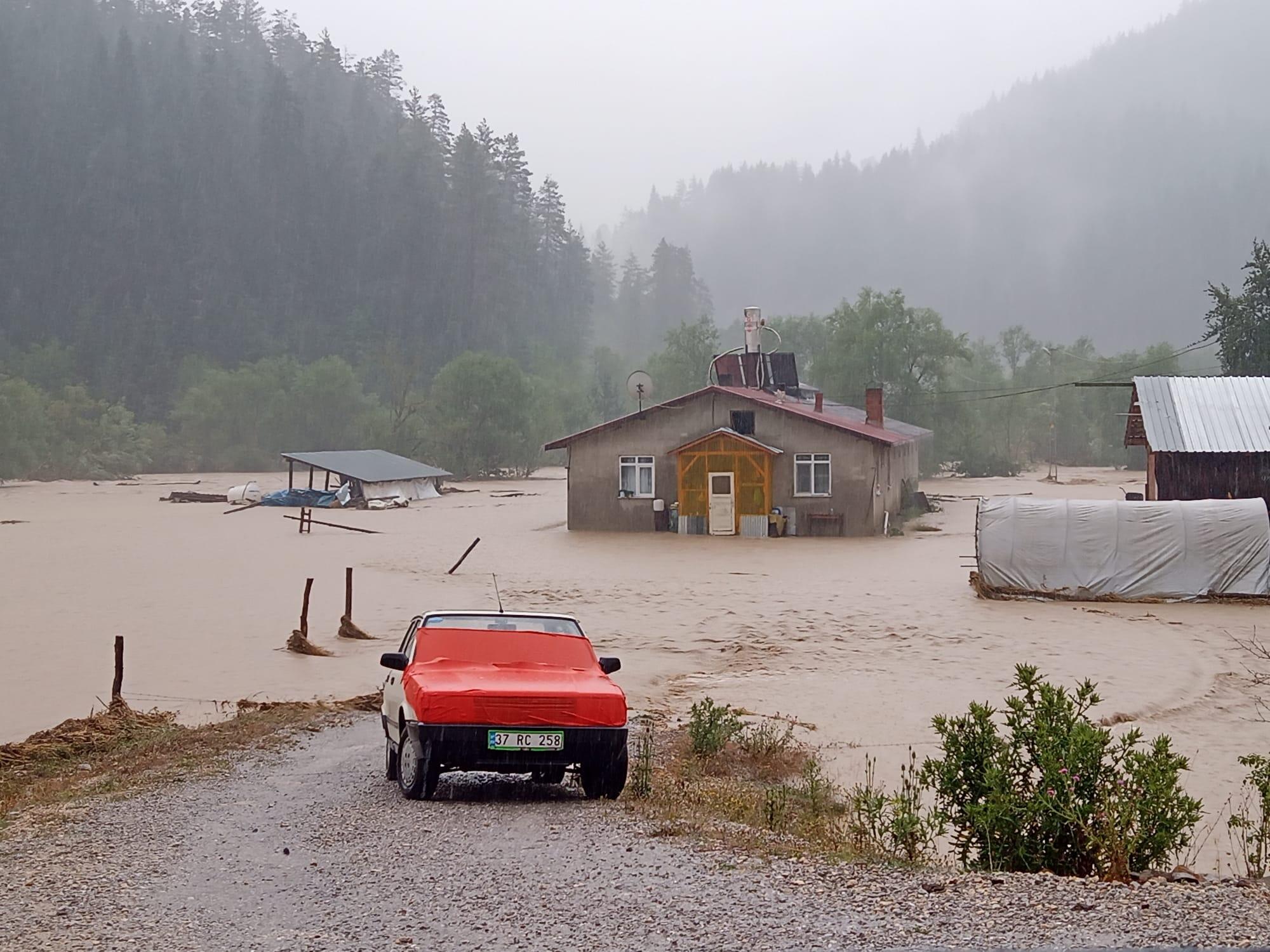 Kastamonuda şiddetli yağış sele neden oldu