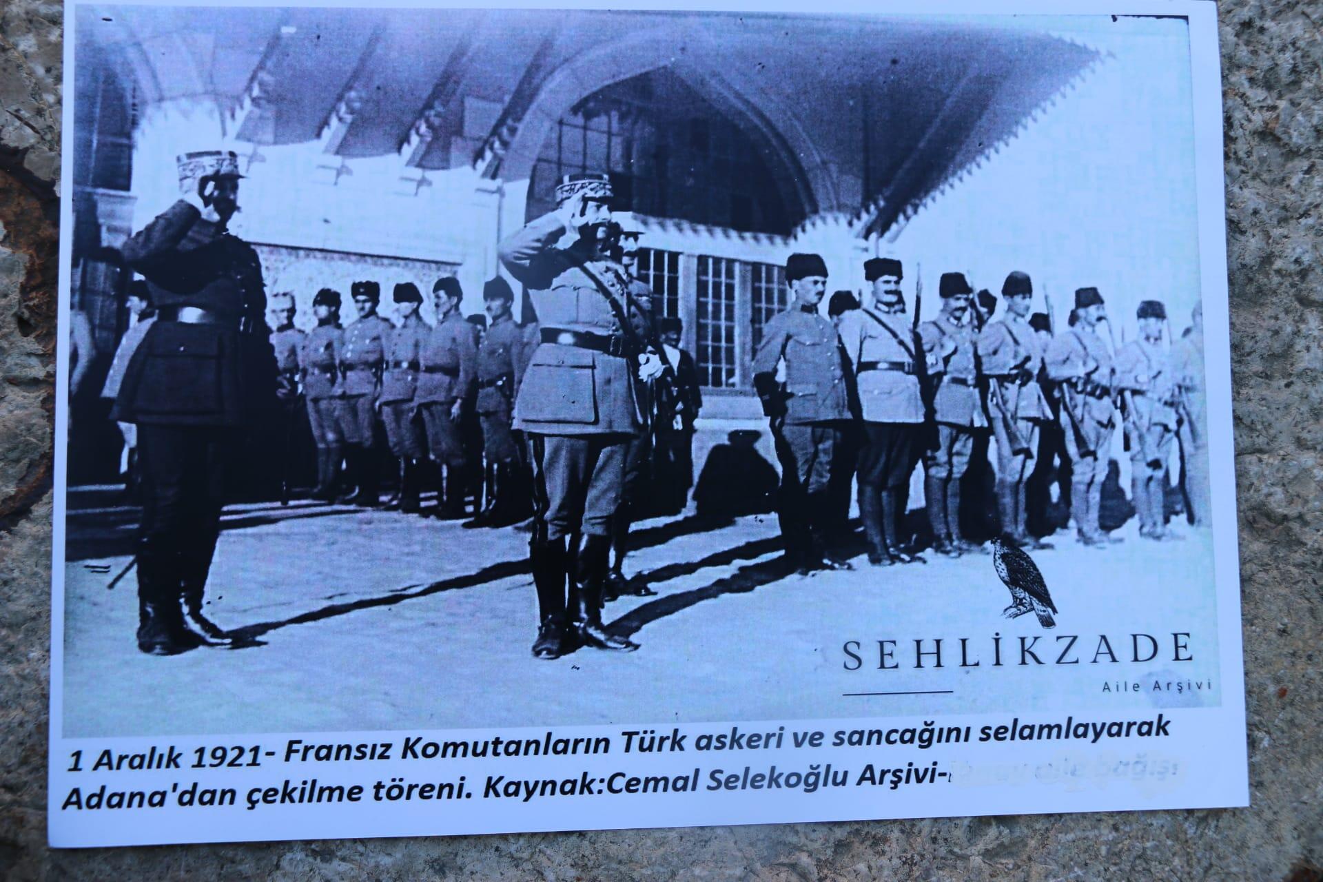 Fransız askerlerin Türk sancağını selamladığı fotoğrafı sergilediler