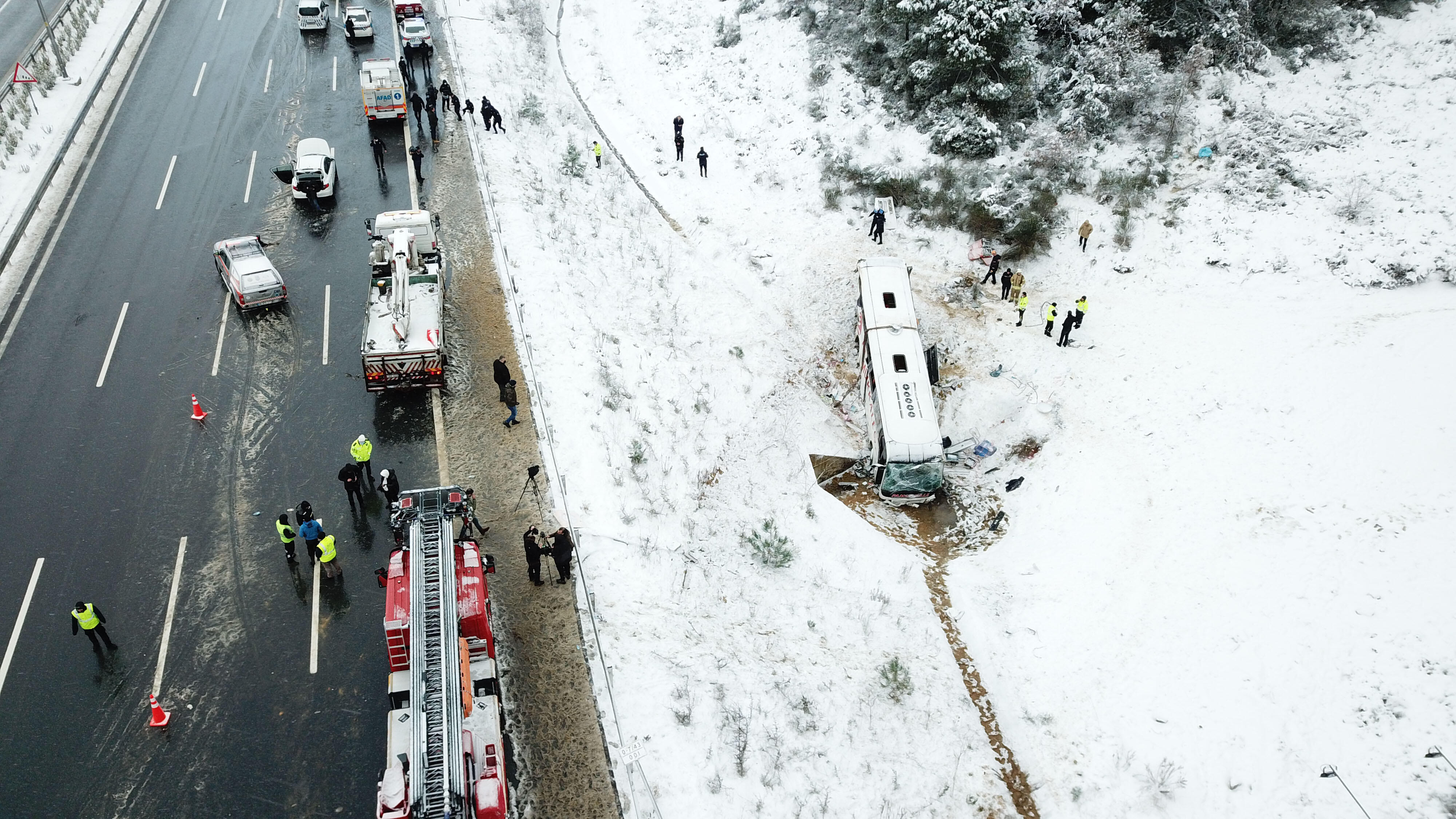 Passenger bus rolled into a ditch in Istanbul: 3 dead, 9 injured