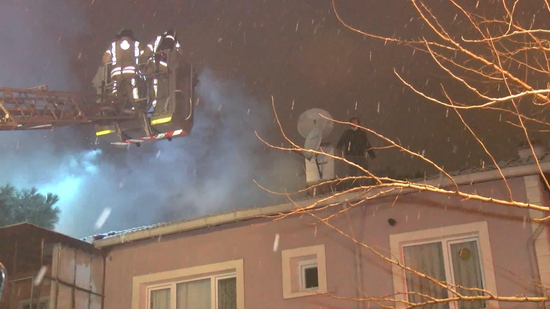 Yangın çıkan 2 katlı binada mahsur kalan 2 kişiyi itfaiye ve polis ekipleri kurtardı