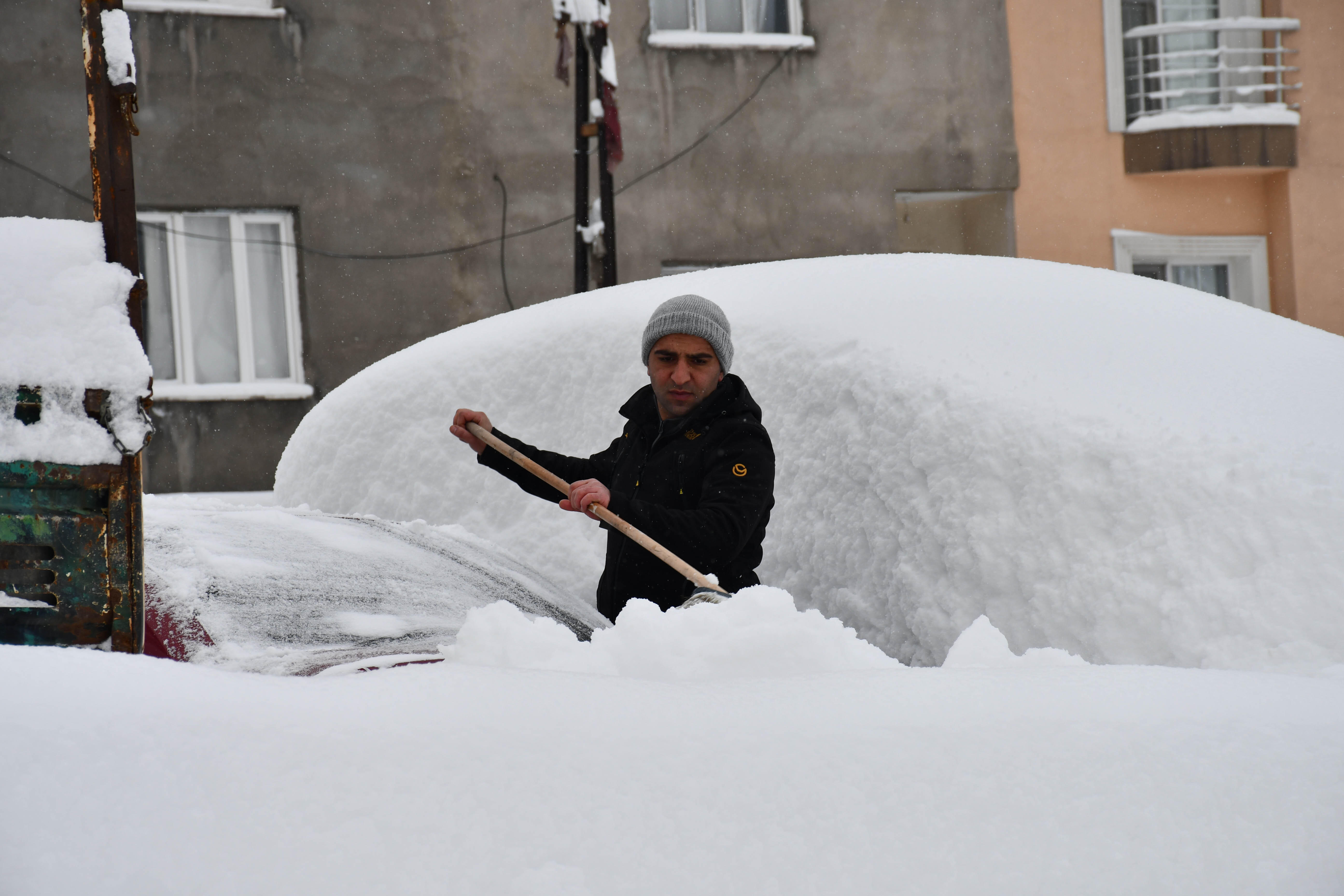 Beytüşşebap’ta evler ve araçlar kar altında kayboldu