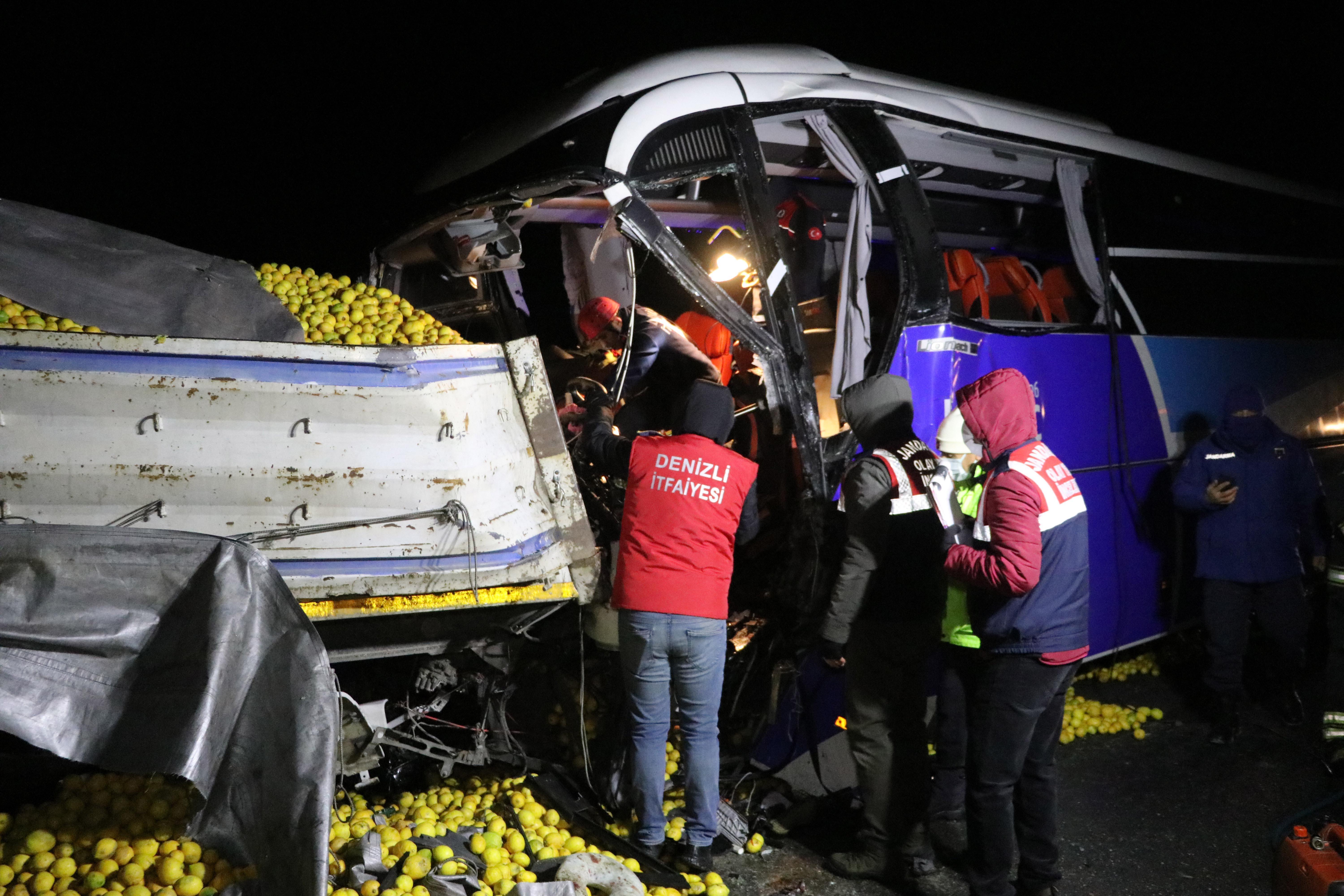 Yolcu otobüsü TIRa çarptı: 1 ölü, 21 yaralı