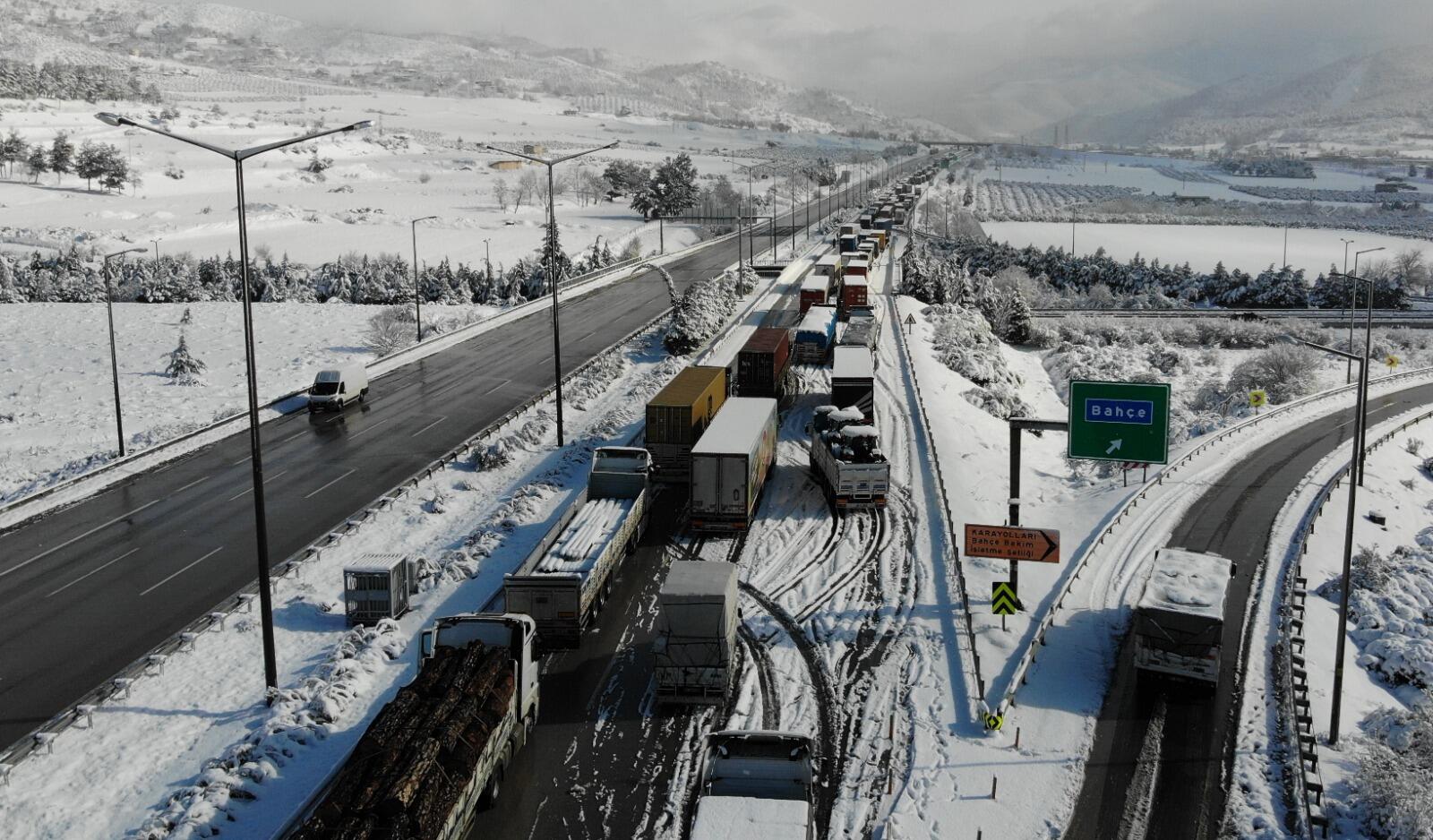 Gaziantepte kar yolları kapattı; mahsur kalan 2 bin 800 kişi kurtarıldı