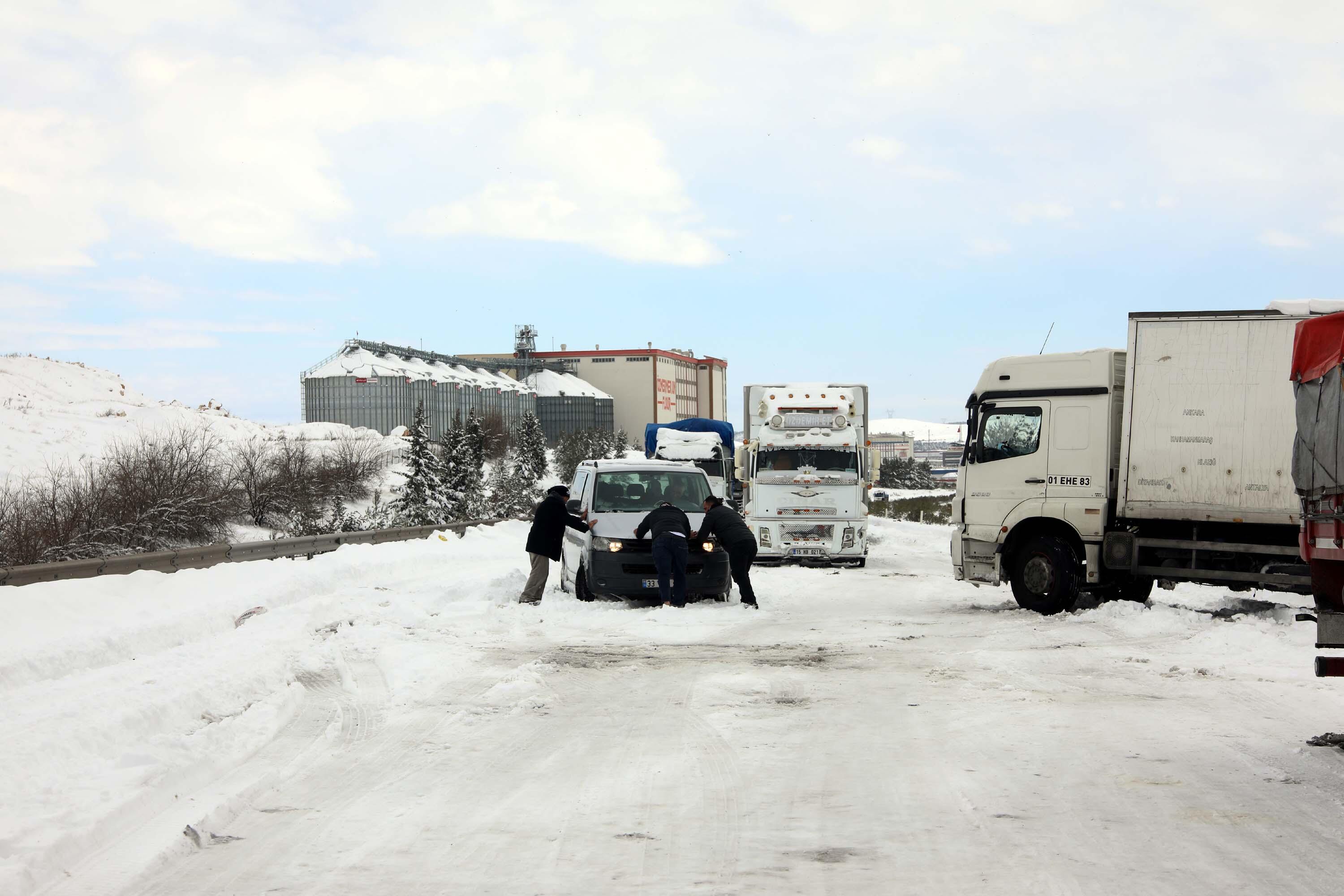 Gaziantepte kar yolları kapattı; mahsur kalan 2 bin 800 kişi kurtarıldı