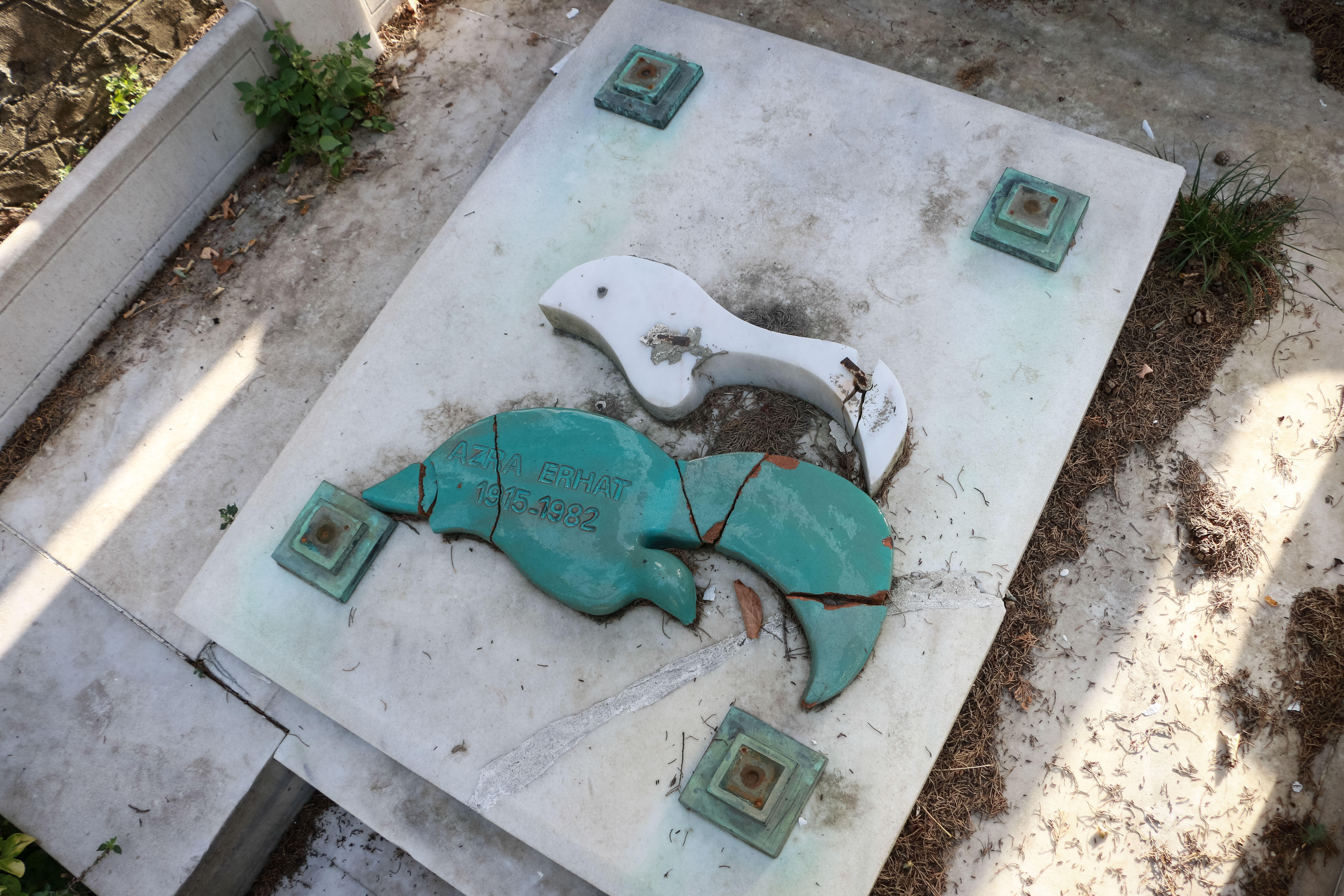 Azra Erhatın mezarına ikinci saldırı