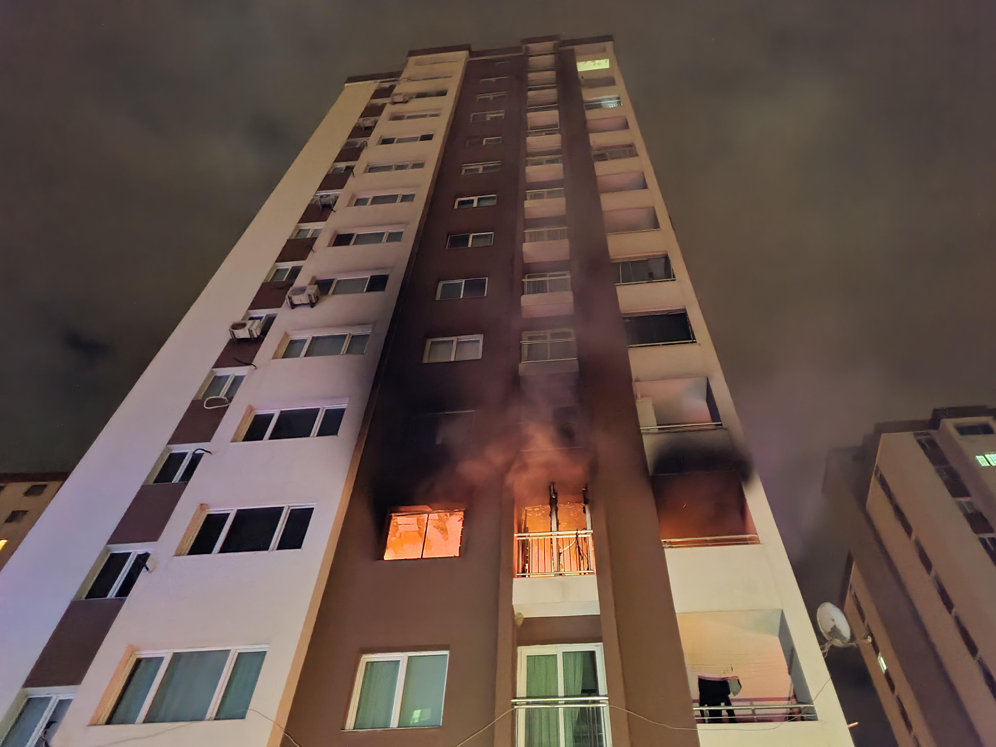 Komşusunun evi yanan kadın, sığındığı balkondan düşerek yaralandı