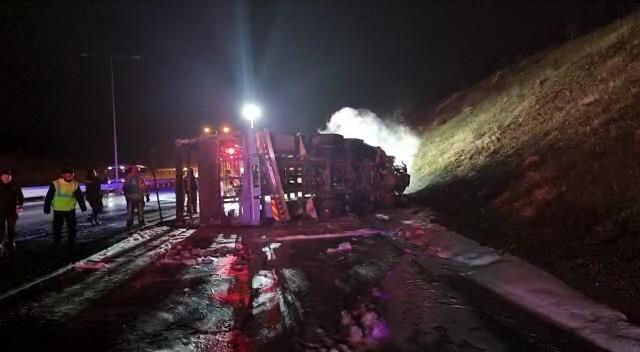 Kuzey Marmara Otoyolunda devrilen kamyonun sürücüsü yanarak öldü