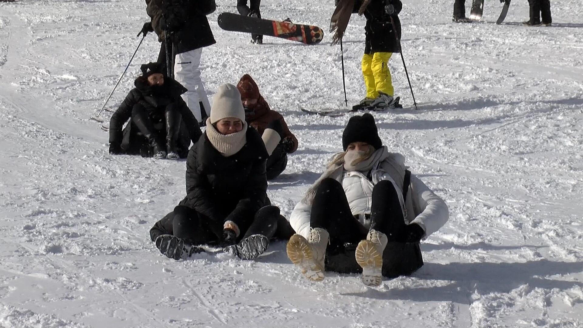 Uludağda kayak pistlerinde selfie, kızak, poşet tehlikesi