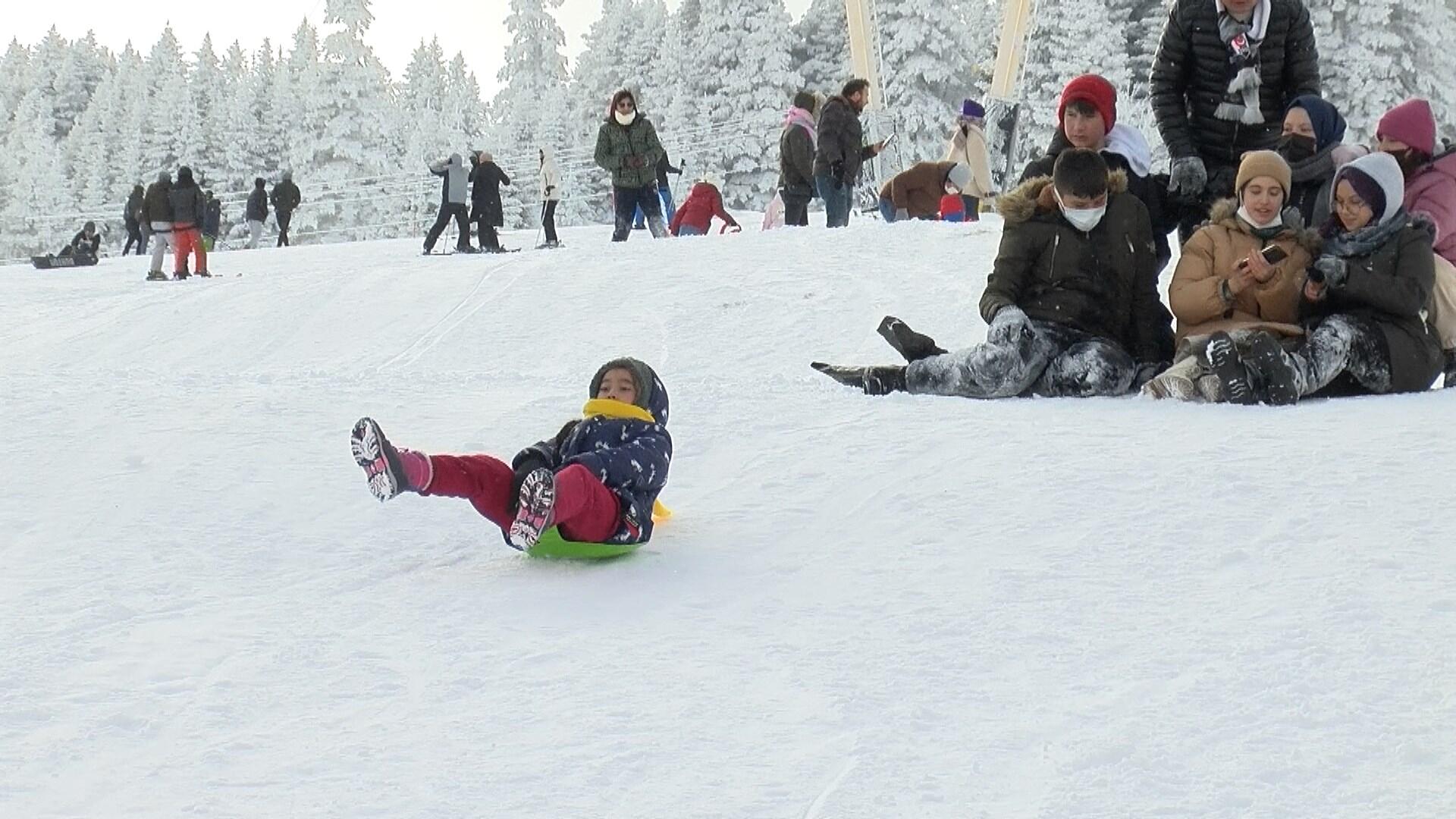Uludağda kayak pistlerinde selfie, kızak, poşet tehlikesi