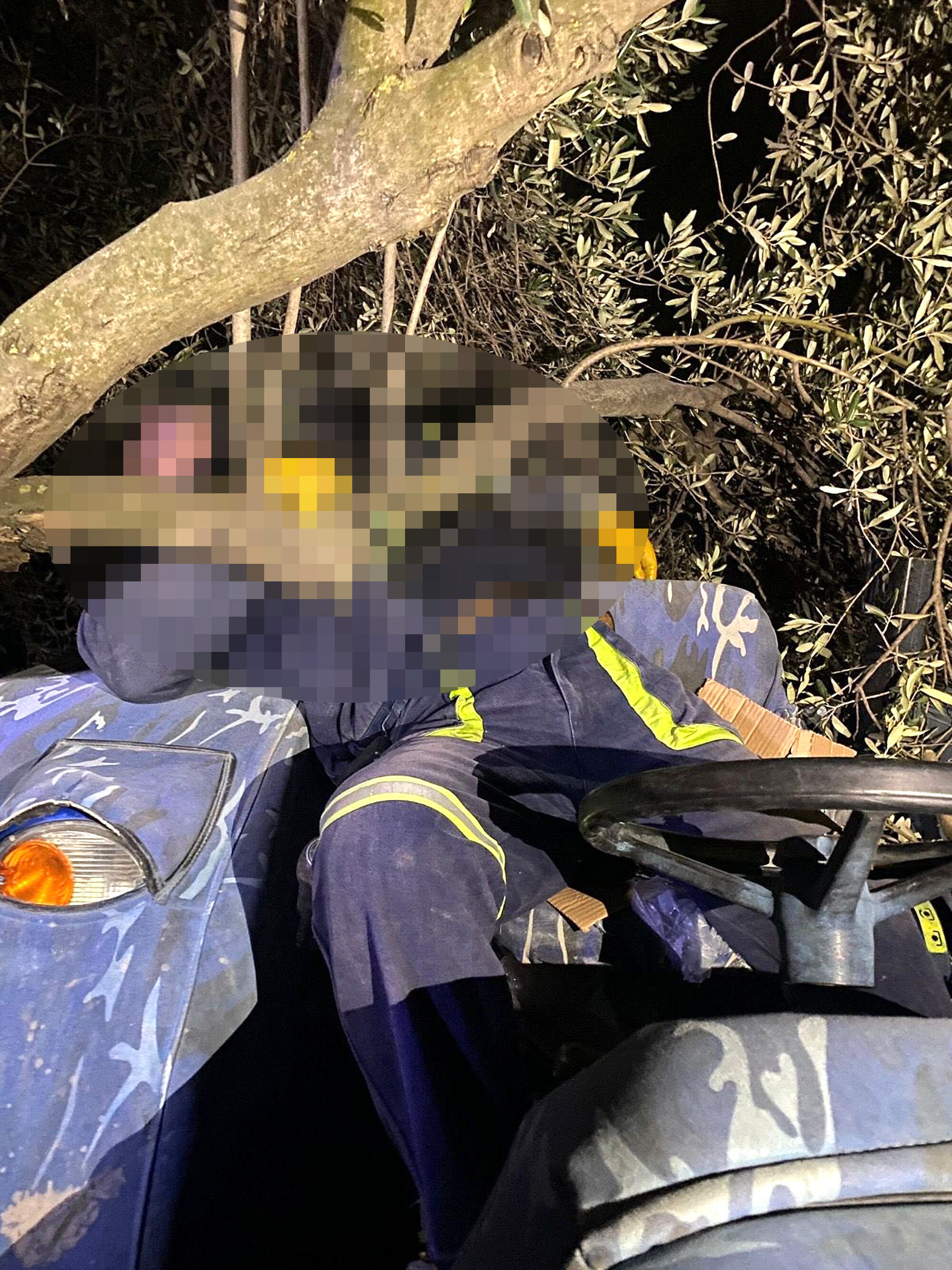 Traktör ile ağaç arasına sıkışan çiftçi hayatını kaybetti