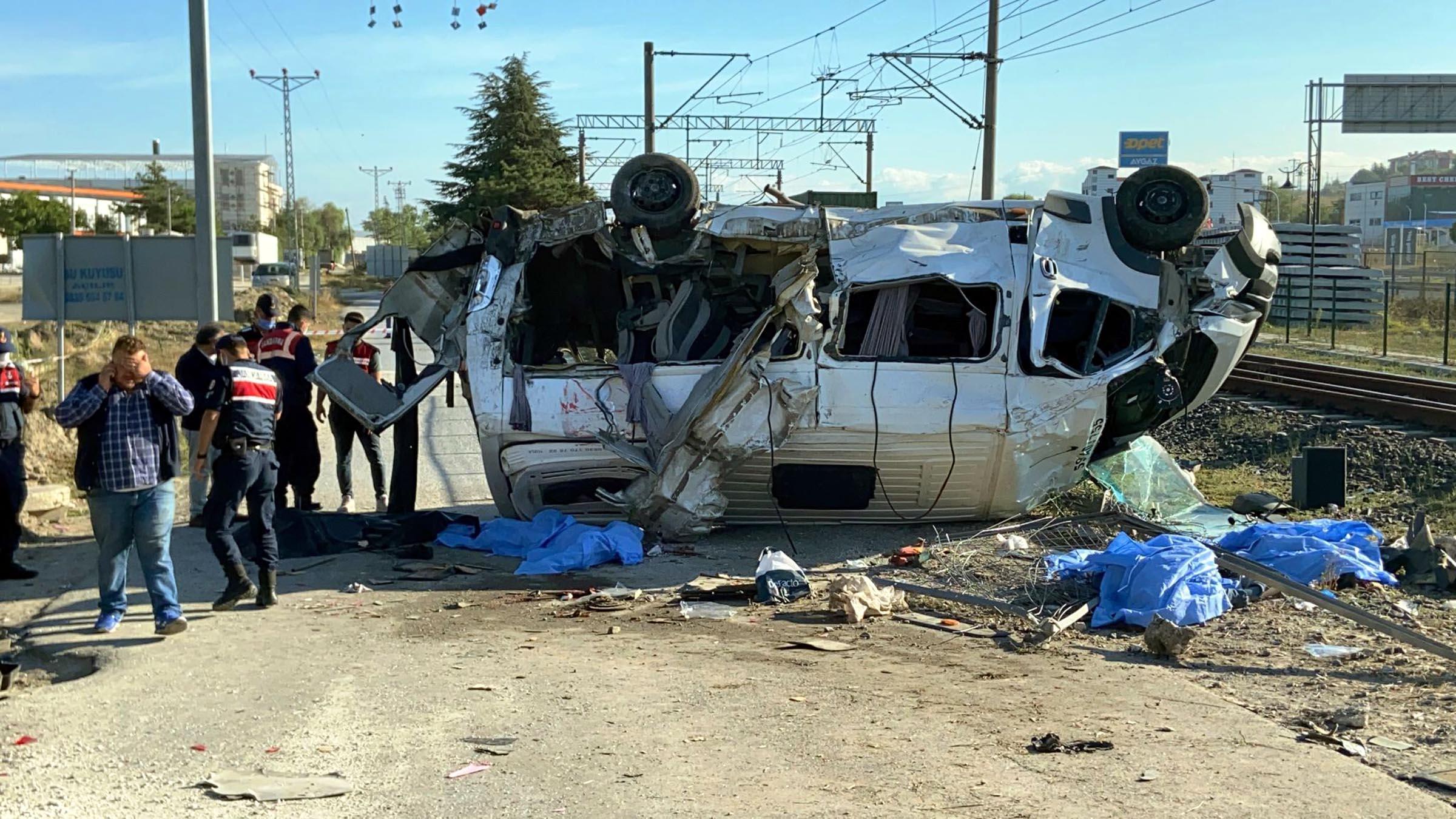 Yük treni, hemzemin geçitte servis minibüsüne çarptı: 6 ölü, 7 yaralı