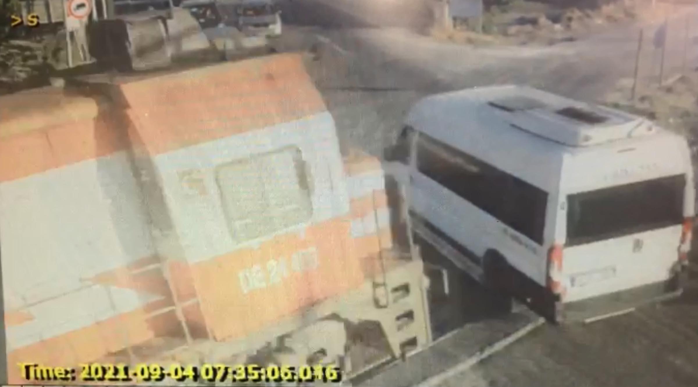 Yük treni, hemzemin geçitte servis minibüsüne çarptı: 6 ölü, 7 yaralı
