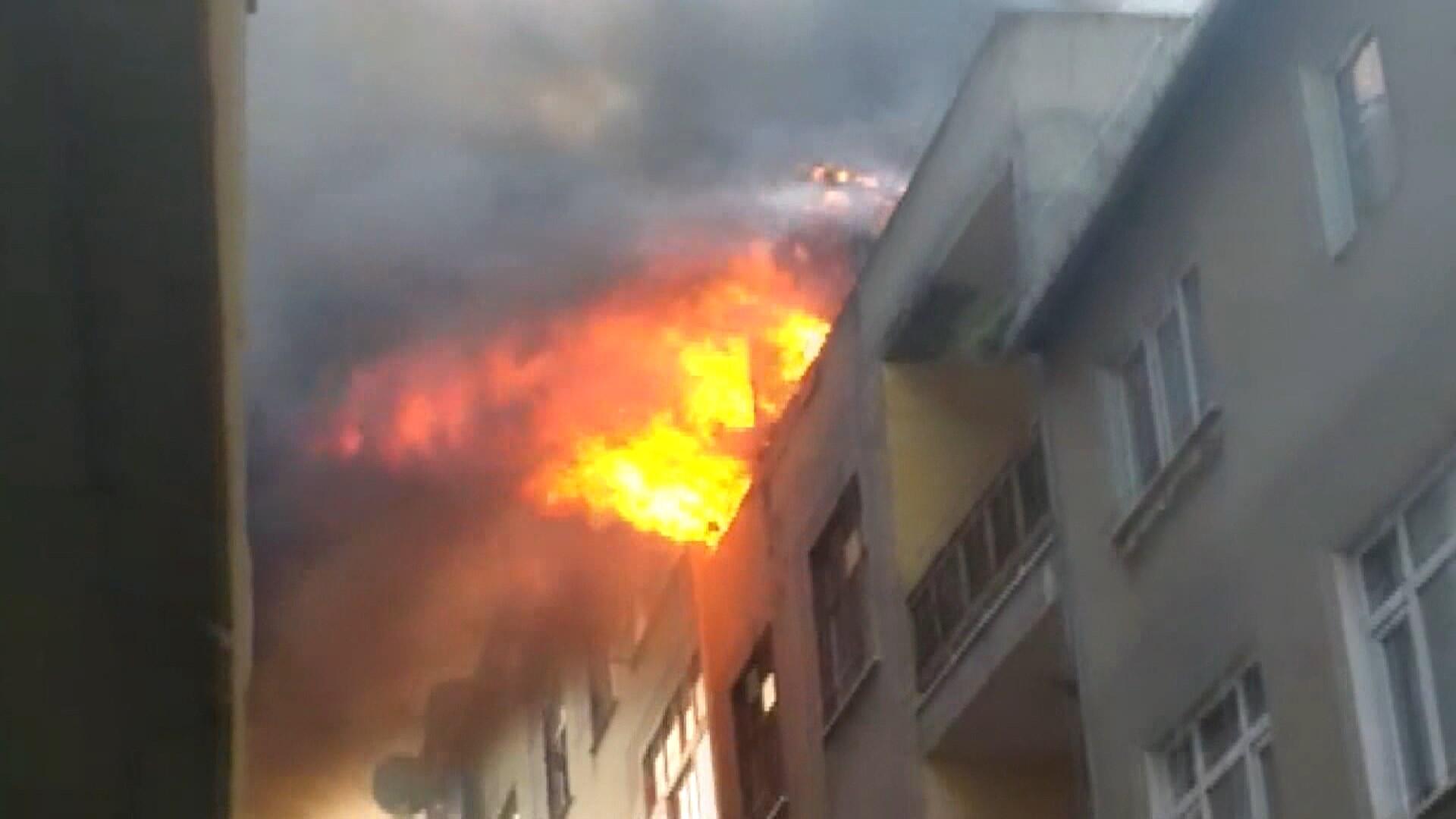 Bağcılarda çatıdaki yangında patlama oldu: O anlar kamerada