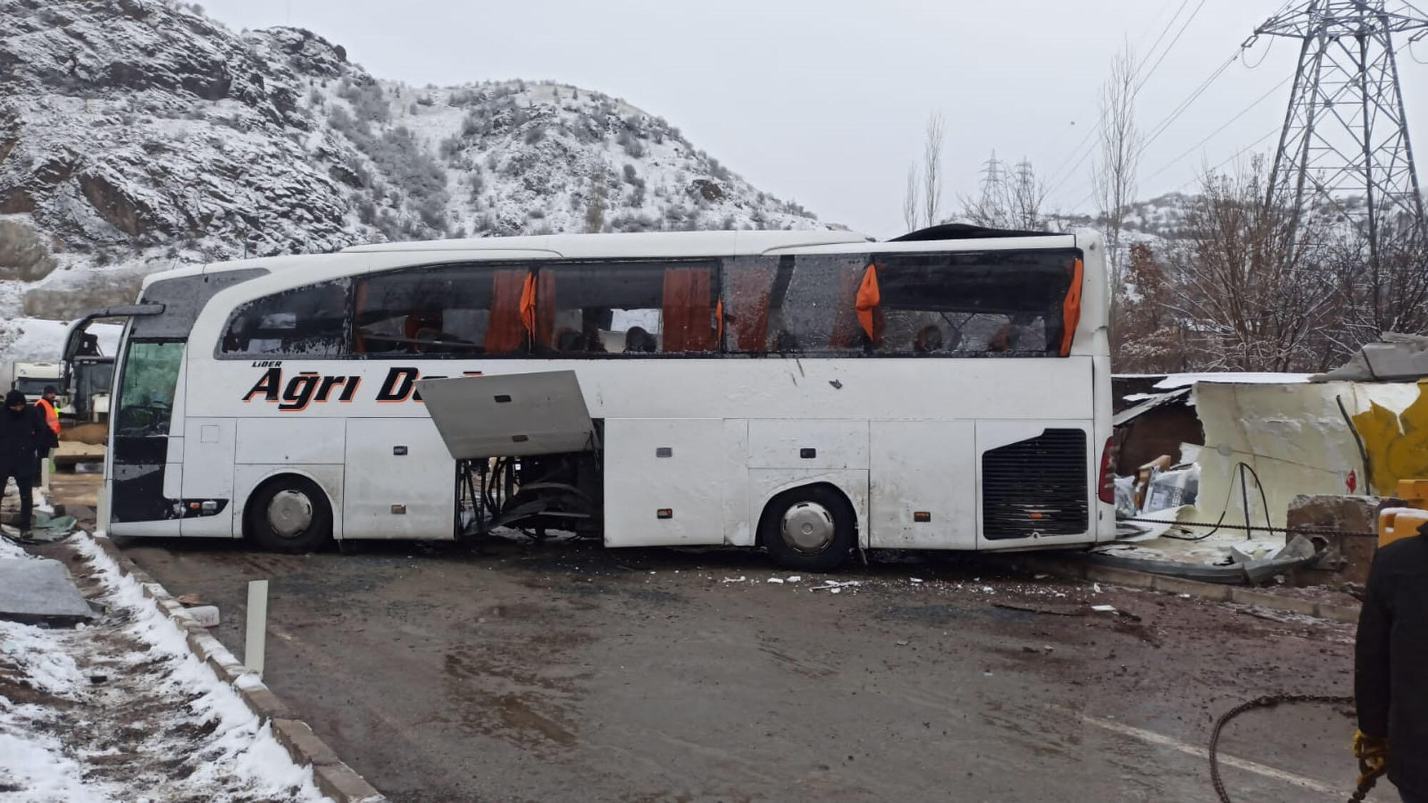 Yolcu otobüsü, devrilen TIRa çarptı: 1 ölü, 27 yaralı