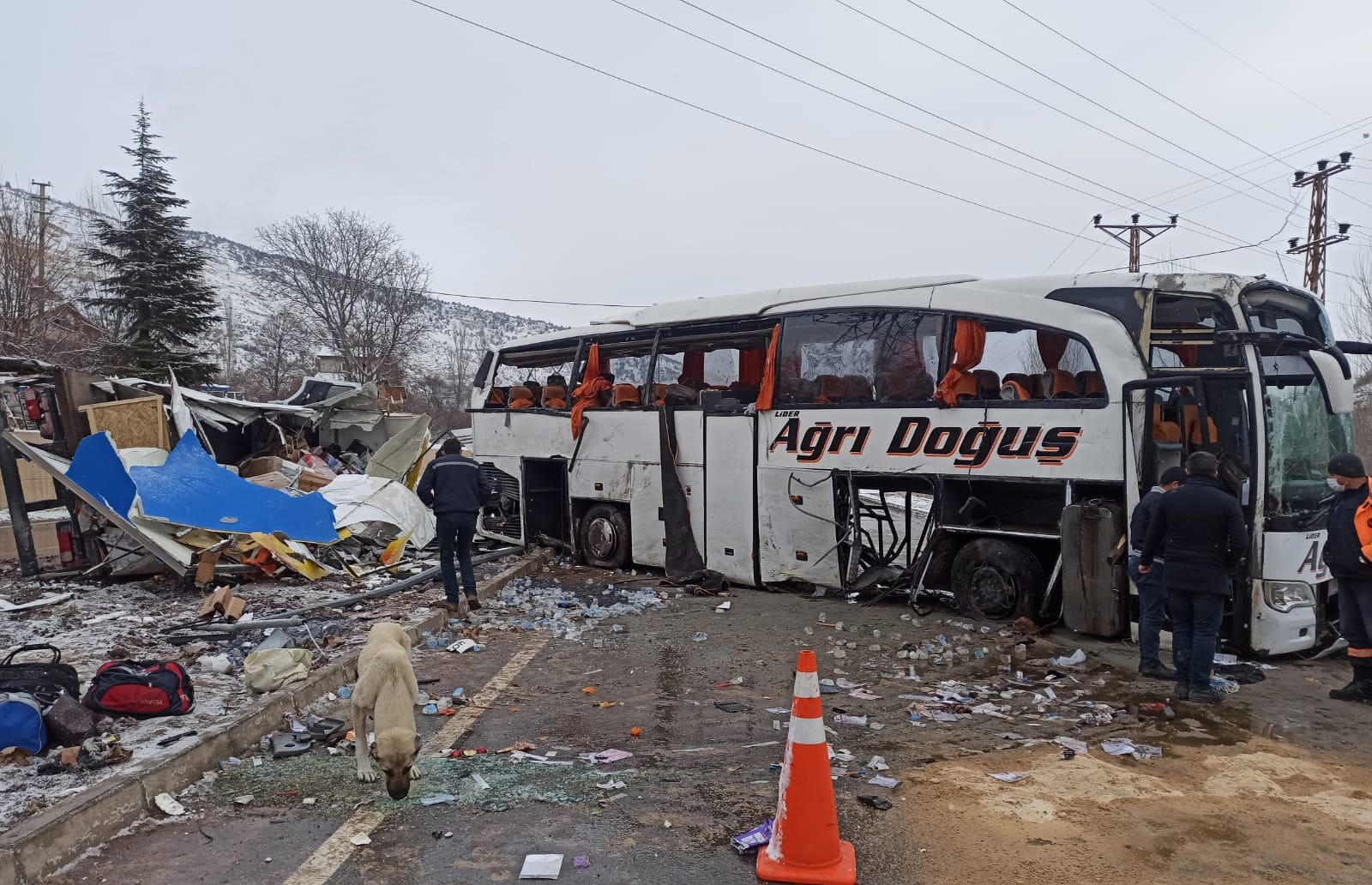 Yolcu otobüsü, devrilen TIRa çarptı: 1 ölü, 27 yaralı