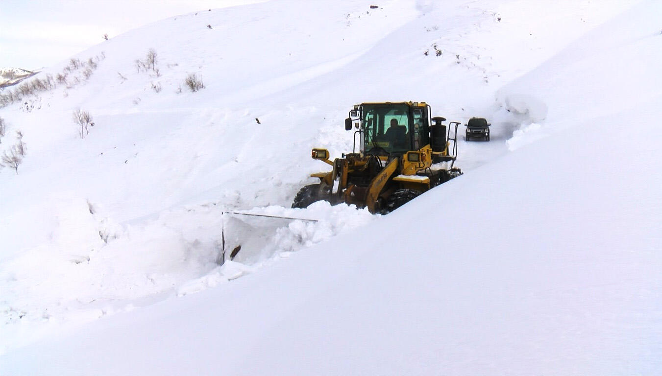 5 metre karda, 1 kilometrelik yolu 1,5 saatte açtılar