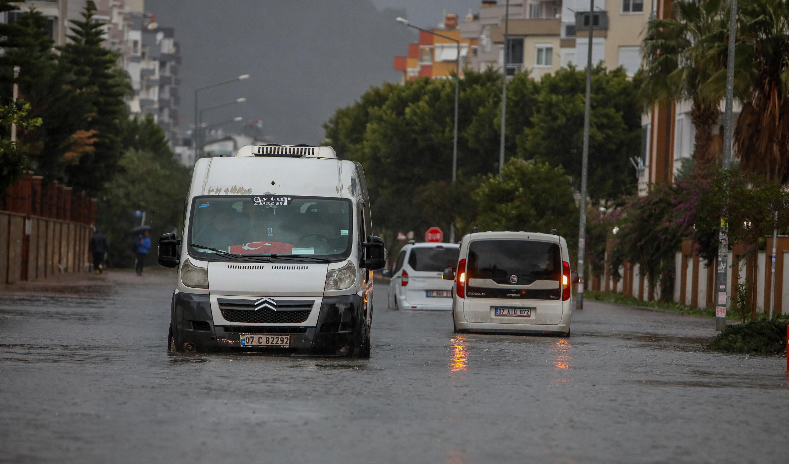Kırmızı kod alarmı verilen Antalyada dereler taştı, yol kapandı