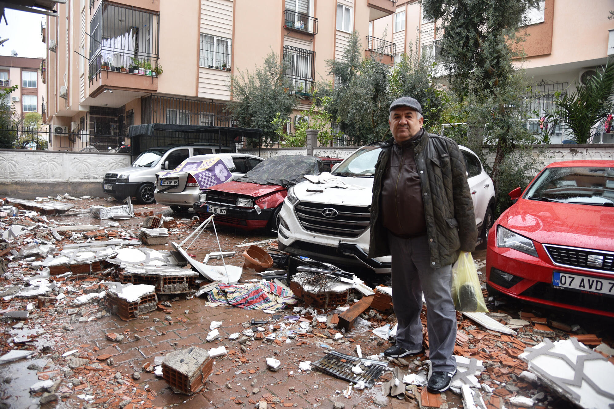 Kırmızı kod alarmı verilen Antalyada dereler taştı, yol kapandı
