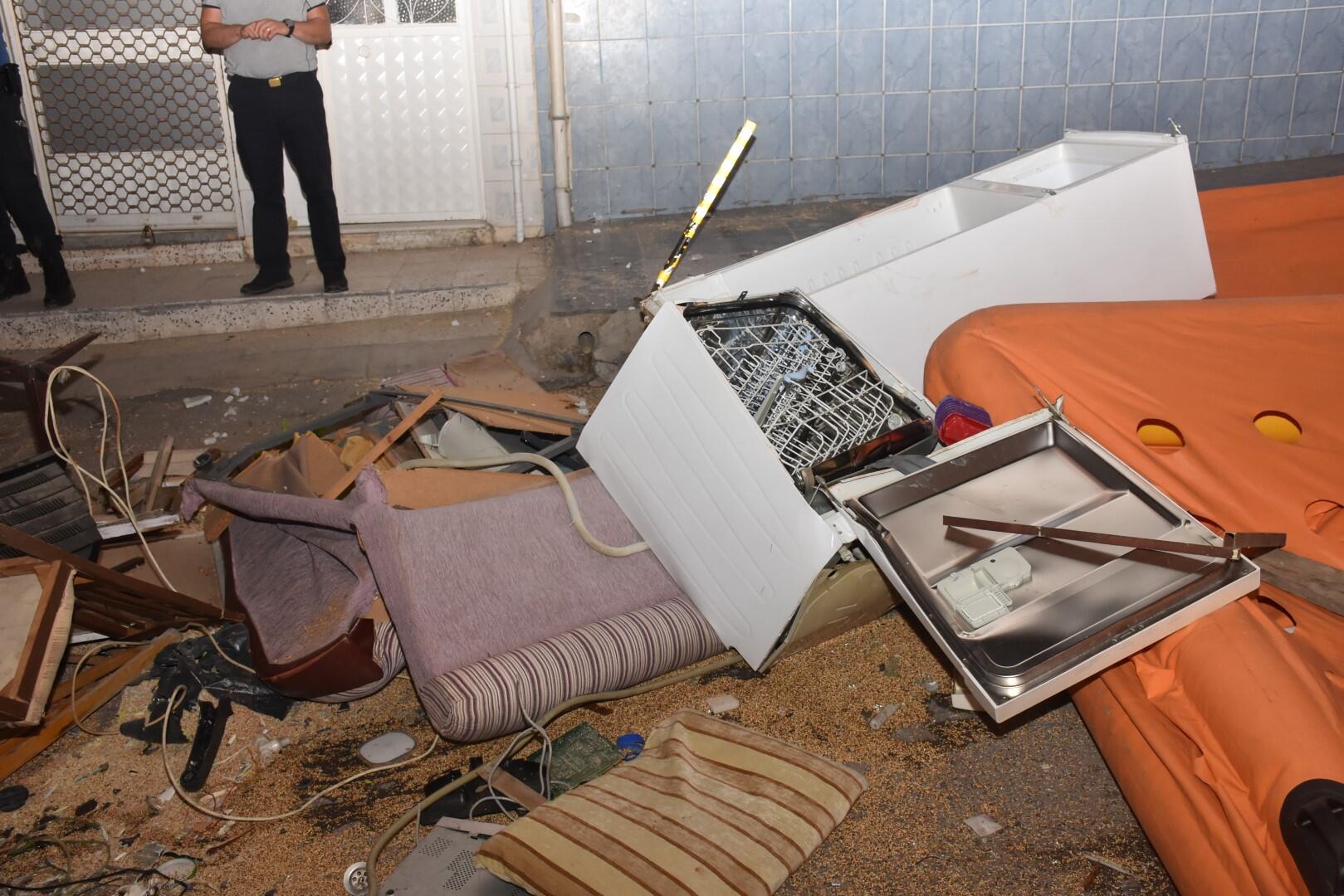 İzmir'de ev sahibinin 'evden çık' dediği kiracı, eşyaları sokağa