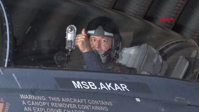 Milli Savunma Bakanı Akar F16 ile Ege Denizi'nde uçuş yaptı Video