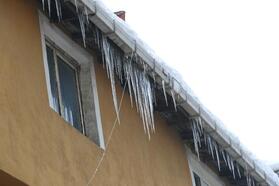 Fotoğraflar// Çatı ve balkonlardaki buz sarkıtları tehlike saçıyor