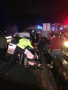 Bariyerlere çarpan otomobildeki 4 kişi yaralandı