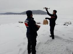 Adada mahsur kalan çiftçilere dronla gıda gönderildi