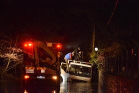 Beykoz'da aşırı yağmur nedeniyle dere taştı; 3 kişi kamyonette mahsur kaldı
