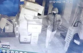 Kaldırım taşıyla camı kırılan kargo şubesinden hırsızlık kamerada