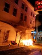 Bakırköy'de 3 katlı giyim mağazasının önüne bırakılan eşyalar yandı