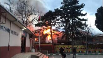 Bursa'da 3 ev alev alev yandı; bitişikteki ilkokul boşaltıldı