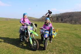 Motosiklet tutkuları küçük kızlarına da geçti, yarışlara hazırlanıyorlar