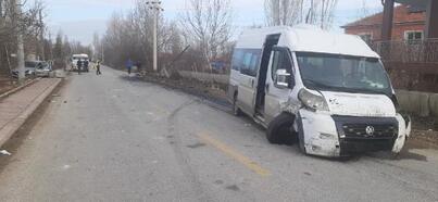 Konya'da öğrenci servisi, otomobile çarptı: 14 yaralı