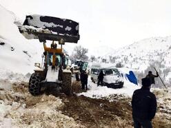 Kar nedeniyle yolda mahsur kalan öğretmenler kurtarıldı