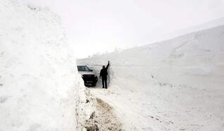 Siirt'te kar kalınlığı 3 metreyi geçti: Hasta, 4 saatlik çalışmayla hastaneye yetiştirildi