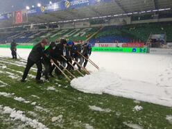 Çaykur Didi Stadyumu kardan temizleniyor