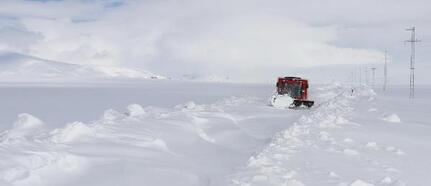 Kardan yolu kapalı mezradaki çocuk, paletli ambulansla hastaneye ulaştırıldı