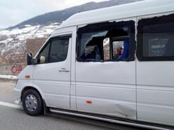 Yamaçtan kopan kaya parçaları yolcu minibüsüne isabet etti; 2 öğrenci yaralandı