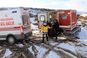 Kardan yolu kapanan köylerdeki hastaların yardımına paletli araçlarla gittiler