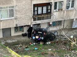 Üsküdar'da otomobil bina bahçesine düştü