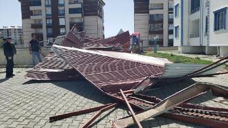 Elazığ'da kuvvetli rüzgarda çatı uçtu, araçlar hasar gördü