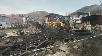 Artvin’de yanan evin enkazındaki arama çalışmaları sonlandırıldı - Yeniden