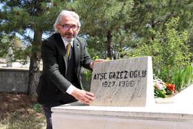 'Feyzalıp doktor oldum' dediği öğretmeninin mezarını 36 yıl sonra ziyaret etti