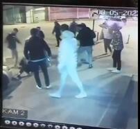 Sokak ortasında 10 kişi tarafından dövüldü; o anlar kamerada